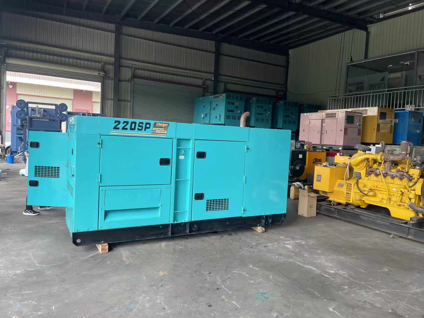 彭阳柴油发电机组长期不间断运行时，如何监控其温度和压力？