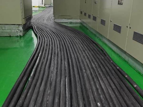 彭阳如何根据理论计算公式计算温度对特定电压测量结果的影响？